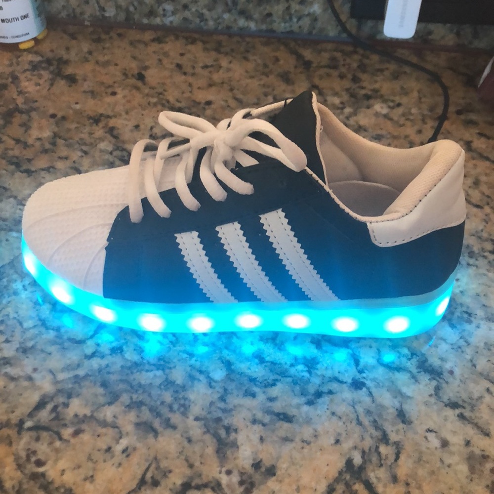 Cute boys and girl light up sneakers, and it changes colors - Picture 9 of 12
